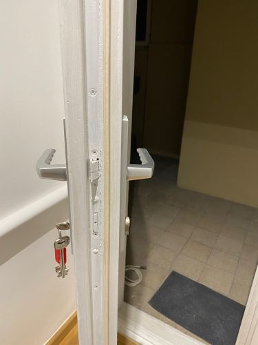 Mitől és miért lóg a felhúzó-kilincses ajtó külső/belső kilincse?